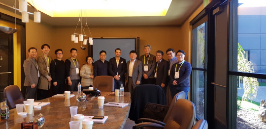 양성광 연구개발특구진흥재단 이사장(왼쪽 여덟번째)과 대구특구 기업 관계자들이 스티븐 조프 미국 스탠퍼드대 교수의 강연을 듣고 자율주행차의 미래에 대해 논의를 나눴다.  특구재단 제공